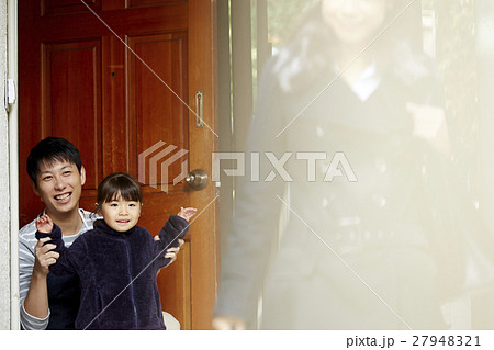 妻を見送る主夫と子供 妻を見送る主夫と子供 27948321