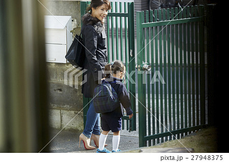 子供と家を出るキャリアウーマン 27948375