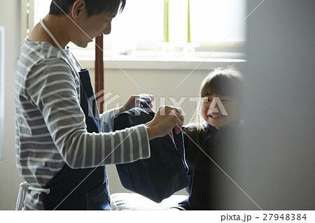 子供の身支度をする主夫 27948384