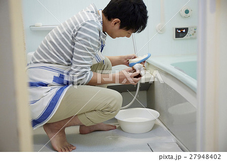 上履きを洗う主夫　イクメン 27948402