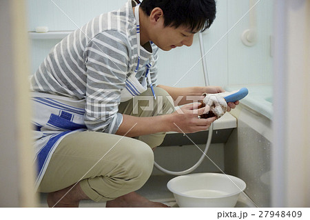 上履きを洗う主夫　イクメン 27948409