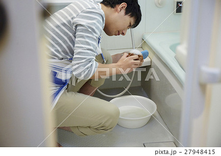 上履きを洗う主夫 イクメン 上履きを洗う主夫 イクメン 27948415