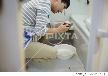 上履きを洗う主夫　イクメン 27948431