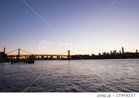 Manhattan after sunset 27949237