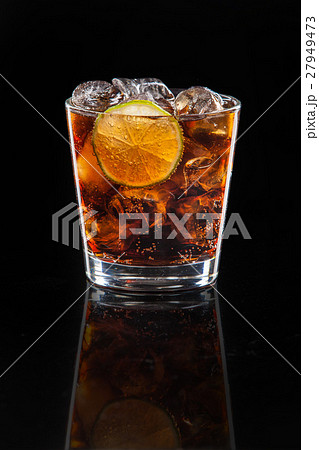 a cocktail of Cola with ice and lime 27949473