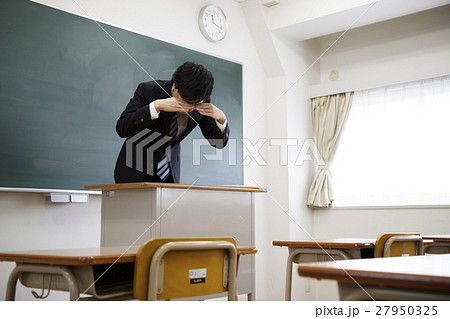 先生 教師 教室 学校 授業 教育 泣く 涙 悲しみ 悲しい 男性 勉強 学習 塾 先生 教師 教室 学校 授業 教育 泣く 涙 悲しみ 悲しい 男性 勉強 学習 塾 27950325