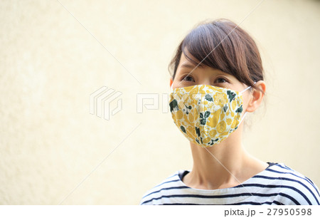 マスクをする女性 27950598