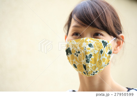 マスクをする女性 27950599