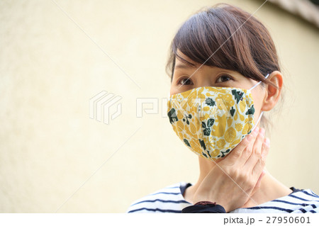 マスクをする女性 27950601