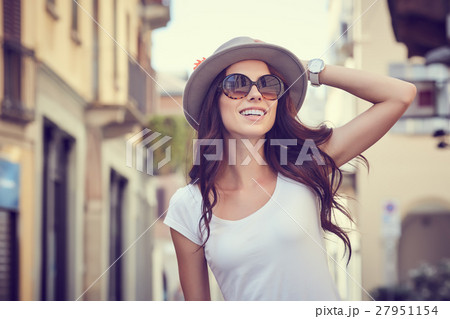 Close-up Fashion woman portrait of young pretty trendy girl posi 27951154