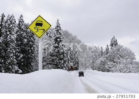 雪道スリップ注意の写真素材