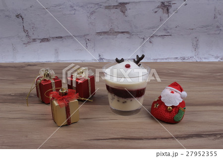 Chocolate pudding dessert with cream 27952355