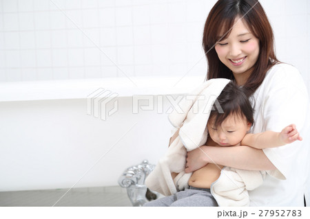 お風呂上がりの子ども お風呂上がりの子ども 27952783