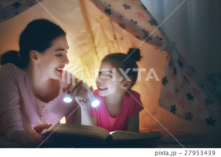 Mom and child reading a book 27953439