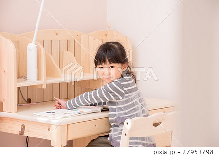 勉強をする女の子 勉強をする女の子 27953798