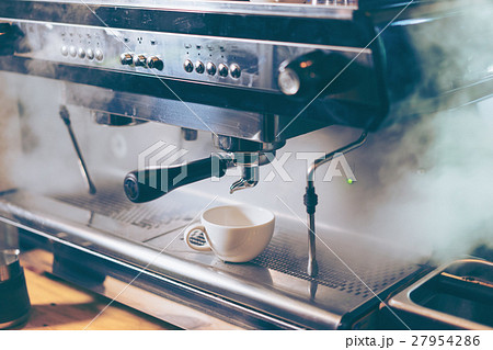 Barista using coffee machine preparing coffee  27954286