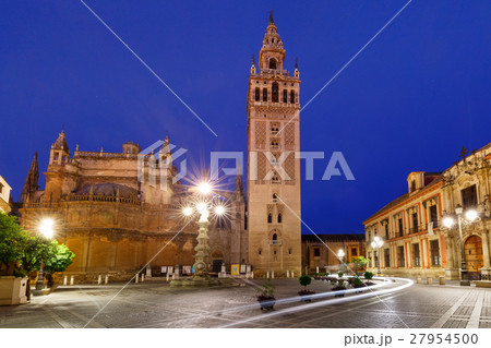 Giralda and Seville Cathedral at night, Spain Giralda and Seville Cathedral at night, Spain 27954500