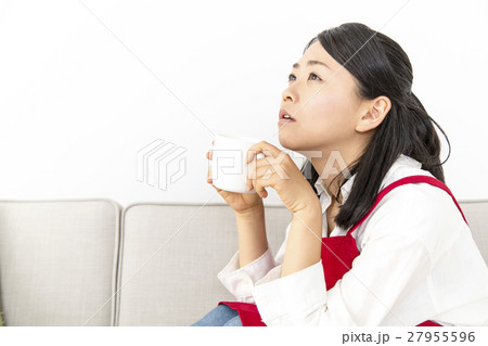 ソファーに横座りし考える女性 ソファーに横座りし考える女性 27955596
