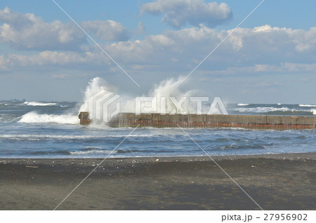 防波堤に打ち付ける波 27956902