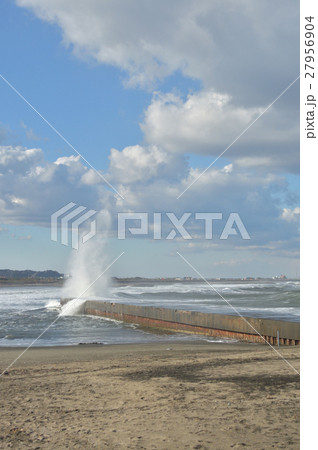 防波堤に打ち付ける波 27956904