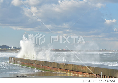 防波堤に打ち付ける波 27956908