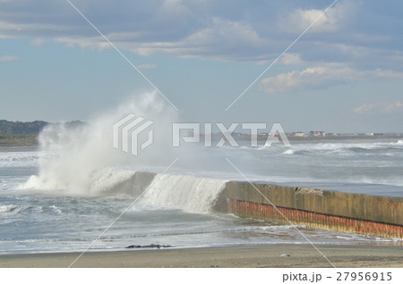 防波堤に打ち付ける波 27956915