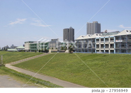 荒川土手に建つ舟戸学園 27956949