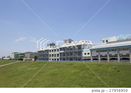 荒川土手に建つ舟戸学園 27956950