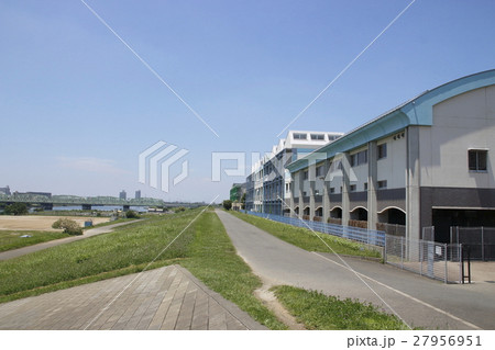 荒川土手に建つ舟戸学園 27956951