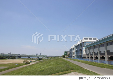 荒川土手に建つ舟戸学園 27956953