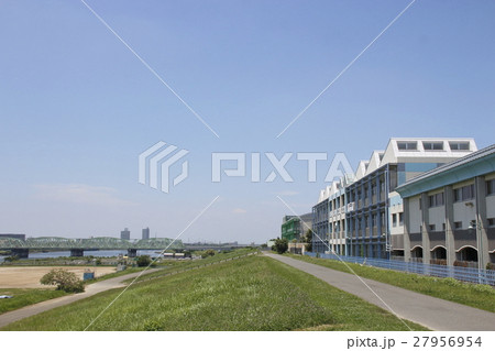 荒川土手に建つ舟戸学園 27956954