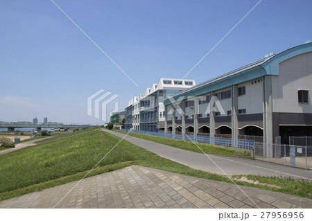 荒川土手に建つ舟戸学園 荒川土手に建つ舟戸学園 27956956
