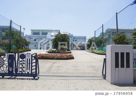 荒川土手に建つ舟戸学園（正門入口） 27956958