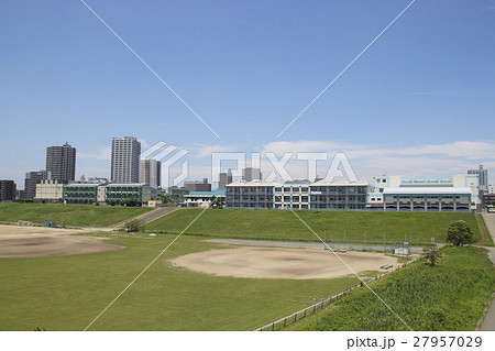 荒川土手に建つ舟戸学園 27957029