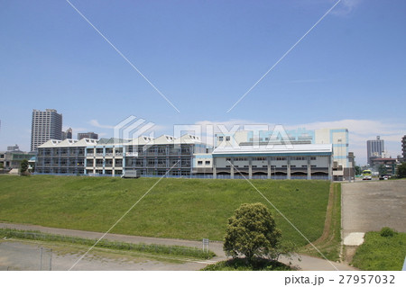 荒川土手に建つ舟戸学園（南中学校） 27957032