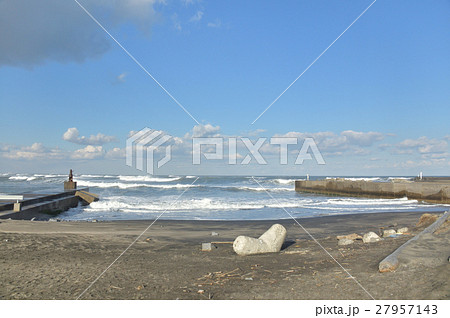 防波堤に打ち付ける波 27957143
