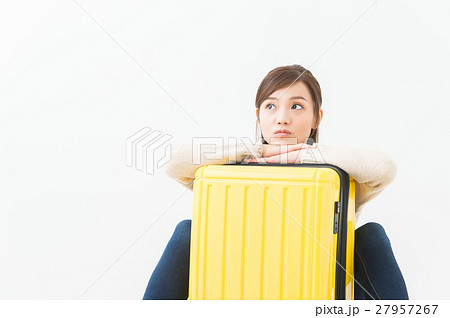 スーツケースを抱える女性 27957267