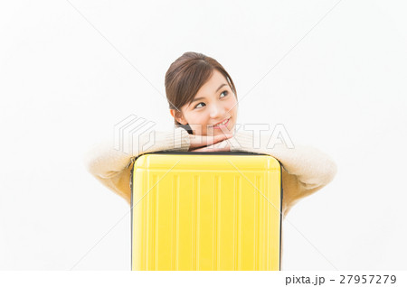 スーツケースを抱える女性 スーツケースを抱える女性 27957279