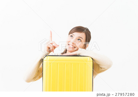 スーツケースを抱える女性 27957280