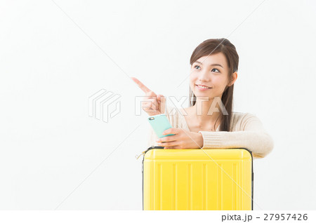 スーツケースを抱える女性 スーツケースを抱える女性 27957426