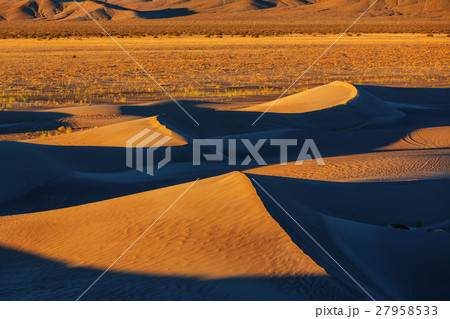 Sand dunes 27958533