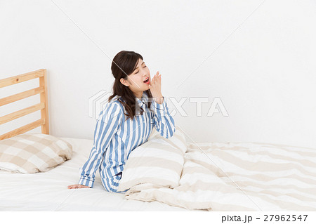 パジャマを着た女性 あくびの写真素材 [27962547] - PIXTA
