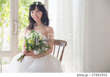 ウエディングドレスの女性 27962953