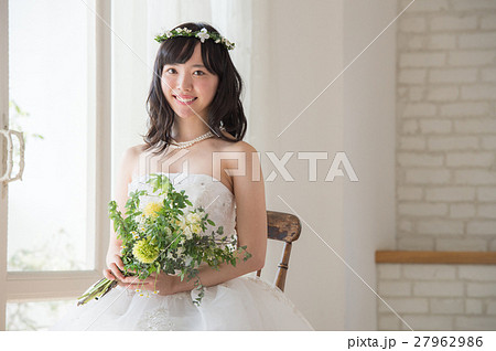 ウエディングドレスの女性 27962986