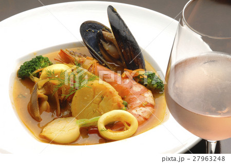 ブイヤベースとロゼワイン 27963248