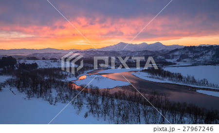 新潟県小千谷市 神秘的な朝焼けの信濃川と越後三山の雪景色 新潟県小千谷市 神秘的な朝焼けの信濃川と越後三山の雪景色 27967246