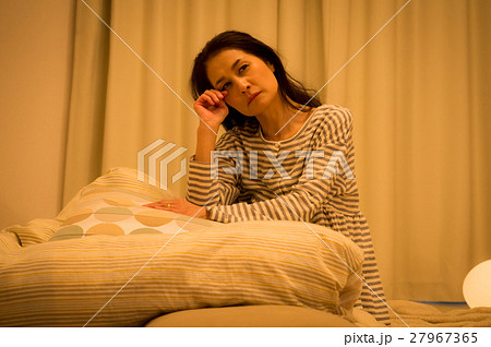 寝付けない中年女性 27967365