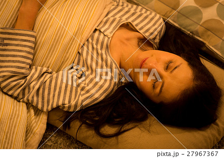 眠る中年女性 眠る中年女性 27967367