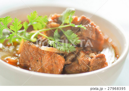 Northern Thai style pork curry with garlic 27968395