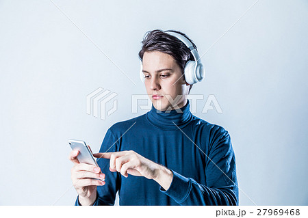 ワイヤレスヘッドホンを着けた男性 27969468